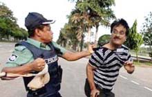 পদক পেয়ে আবারো আলোচনায় ডিসি হারুন